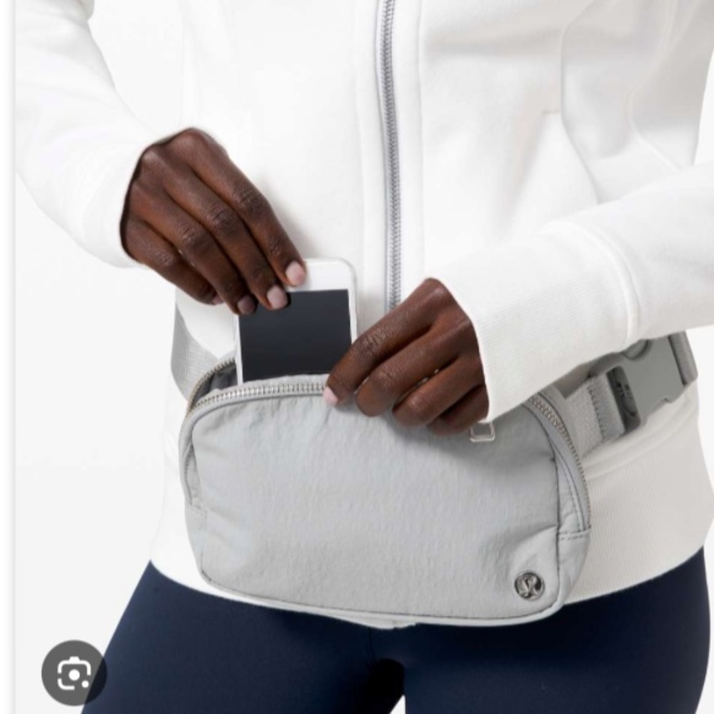 Lululemon Athletica Everywhere Belt Bag 1L silver✨ - Picture 6 of 6